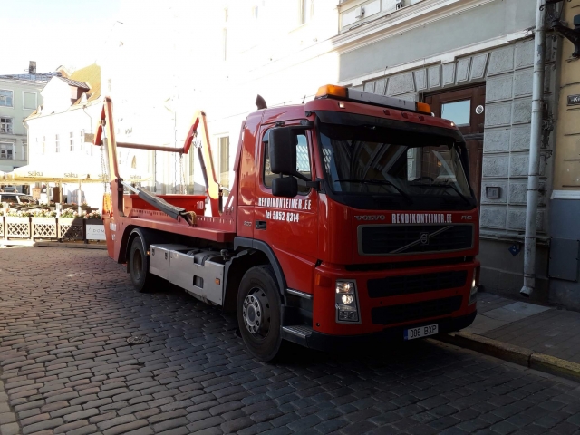 Prügikonteiner objektil